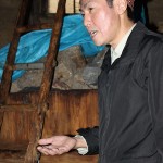 Nishida San devant les futs destinés à la fermentation