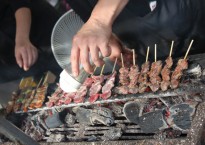 Nishikidôri : cuisson des yakitori sur barbecue et binchotan.