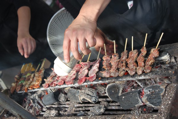 Nishikidôri : cuisson des yakitori sur barbecue et binchotan.