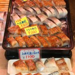 Sushi de maquereau et d'anguille, unagi, étal de poissons prêts à déguster
