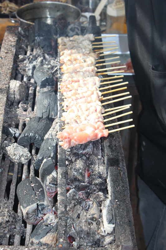 Des Yakitori en pleine cuisson sur le charbon de bois Binchotan