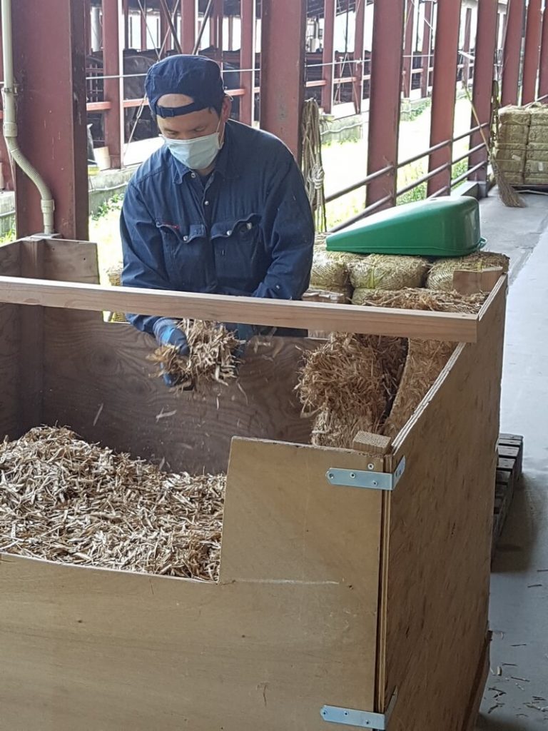 Préparation de la paille de riz à l'exploitation d'Oo Zato Ise