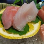 Sashimi sur tranche de natsumikan et sur glace