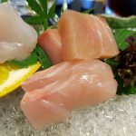 Sashimi sur tranche de natsumikan et sur glace