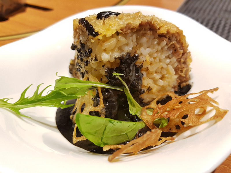 Boule de riz crémeuse et curry noir