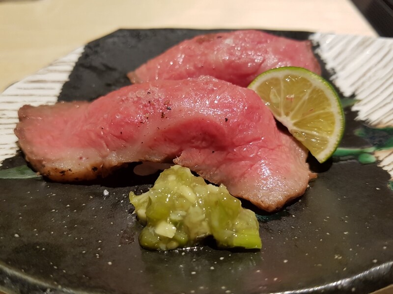 Sushi de boeuf Matsusaka, sudachi, tiges de wasabi et wasabi